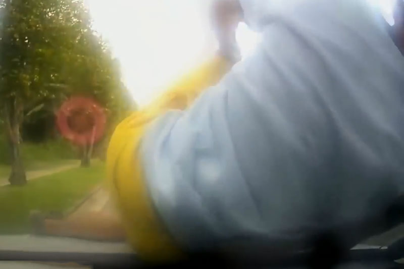 Người đàn ông lao lên nóc ca pô xe hơi để ăn vạ. Người đàn ông ở đoạn video dưới đây đã có hành vi đáng lên án khi cố tình lao lên nóc ca pô xe hơi để ăn vạ. (CHI TIẾT)
