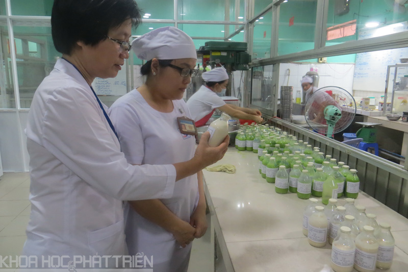 PGS.TS.BS. Tạ Thị Tuyết Mai (trái) và sản phẩm sữa cao đạm