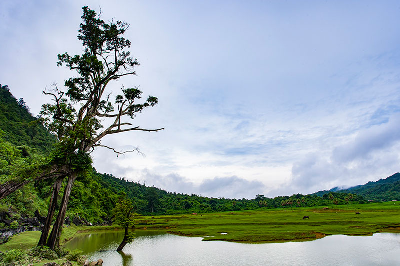 Hồ Noong nằm trên dãy núi Tây Côn Lĩnh, là hồ nước tự nhiên, ôm gọn lấy chân ngọn núi Noong xanh ngắt, cao vời. Ảnh: Quang Anh.