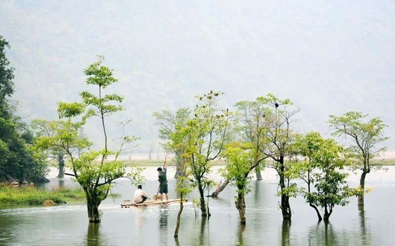 Hồ Noong được bao quanh bởi những dãy núi đá, núi đất và rừng nguyên sinh bao trùm rộng tới trên 700 ha. Ảnh: Vietguider.