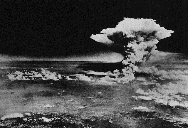 Bom nguyên tử là một trong những vũ khí góp phần thay đổi lịch sử chiến tranh. Đây là loại vũ khí có khả năng gây sát thương kinh hoàng trong lịch sử.