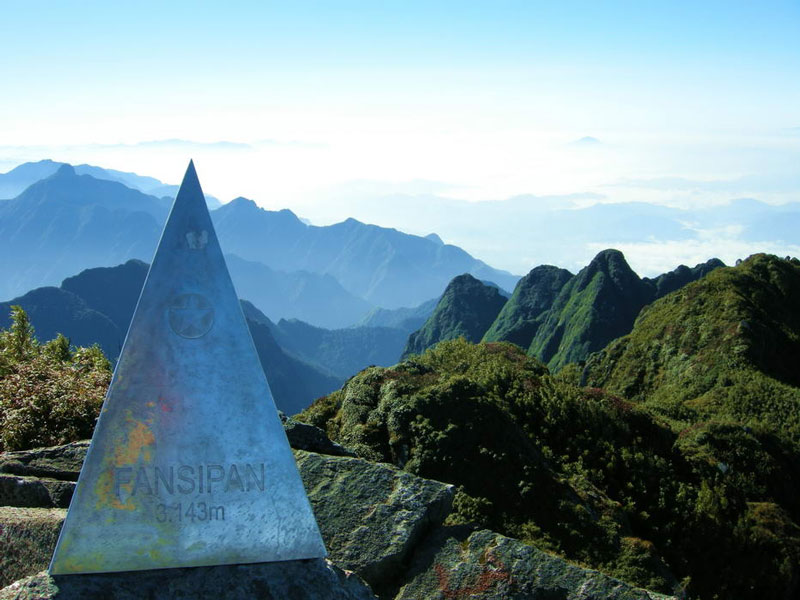 Theo tiếng địa phương, núi tên là “Hủa Xi Pan” và có nghĩa là phiến đá khổng lồ chênh vênh. Ảnh: Xomnhiepanh.