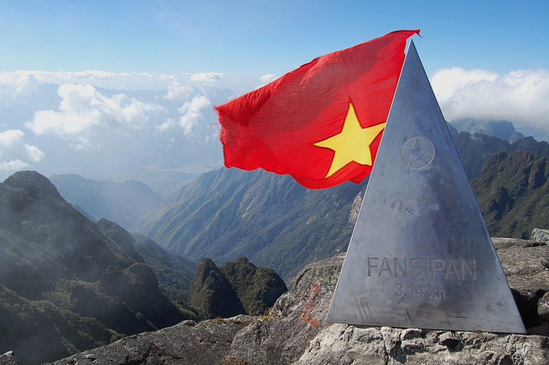 Đỉnh Phan Xi Păng hiện là điểm hẹn của nhiều nhà leo núi. Việc chinh phục đỉnh núi này có thể được thực hiện qua các tour của các công ty du lịch lữ hành chuyên nghiệp hoặc tự túc với sự dẫn đường của người bản xứ. Ảnh: Dulichvietnam.