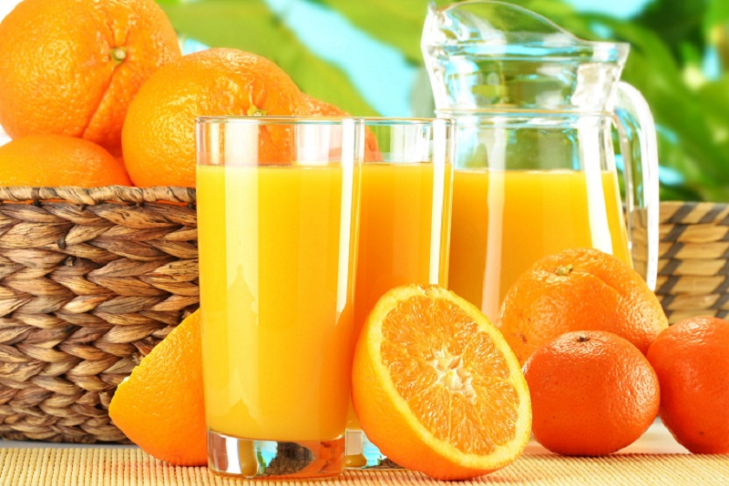 Nước cam chứa nhiều vitamin C tốt cho người bị viêm khớp.