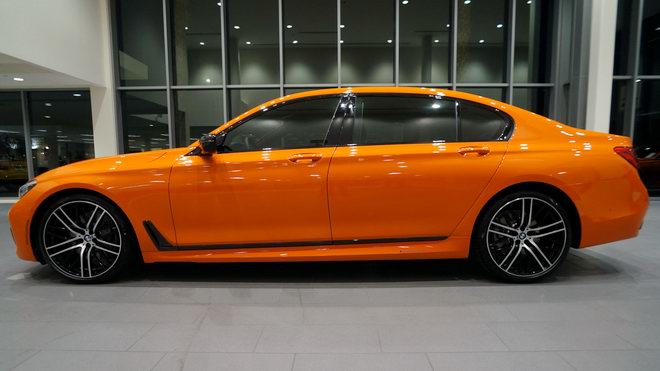 BMW 750i màu cam độc đáo có giá 3 tỷ đồng. Bên cạnh cấu hình thuộc hàng cao cấp nhất trong danh mục 7-Series hiện tại, chiếc 750i này còn sở hữu màu sơn ngoại thất vô cùng bắt mắt. (CHI TIẾT)