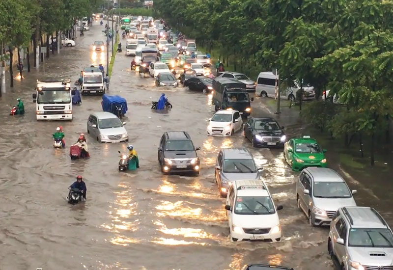 Đường ngập nước ở Sài Gòn.