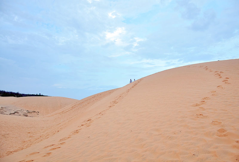Giờ tham quan thích hợp nhất của đồi cát từ 5h - 8h vì lúc này cát vẫn còn mát. Nếu đi trưa quá, cát sẽ nóng lên do mặt trời. Ảnh: Zing.