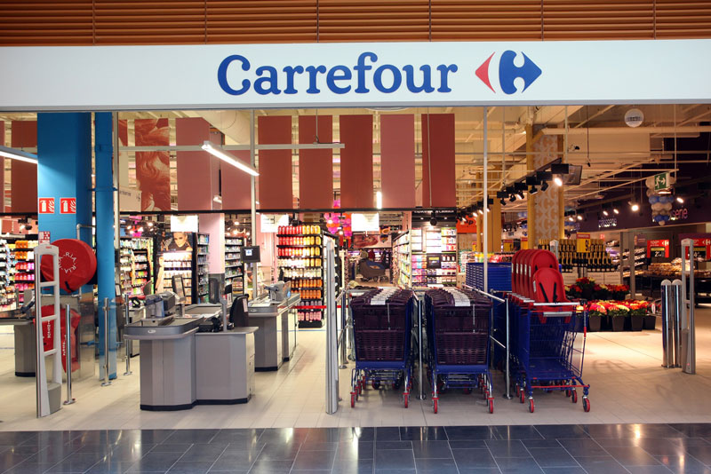 7. Carrefour. Hệ thống siêu thị được thành lập năm 1957 tại Annecy, Pháp. Năm 1999, Carrefour đã sáp nhập với đối thủ cạnh tranh trên thị trường Pháp là Promodes, tạo ra một trong những tập đoàn kinh doanh siêu thị lớn nhất châu Âu.
