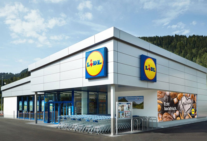 4. Schwarz-Gruppe. Công ty bán lẻ của Đức có trụ sở chính ở Neckarsulm (Đức). Hiện tại, Schwarz-Gruppe có hơn 10.000 hệ thống siêu thị trên toàn thế giới. Lidl và Kaufland là 2 chuỗi siêu thị thuộc quyền sở hữu của Schwarz-Gruppe.