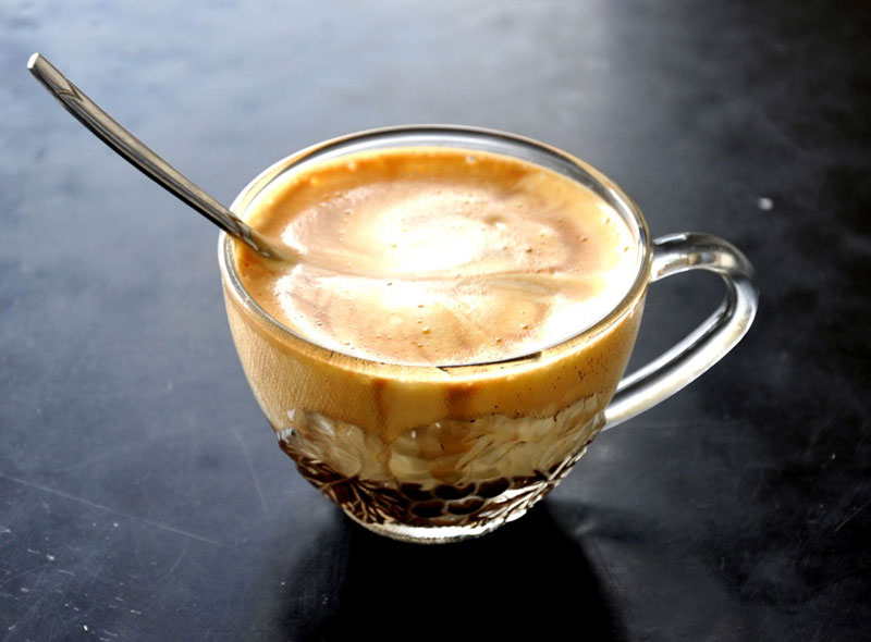 Công thức pha chế cà phê trứng chuẩn vị Hà Nội. Cà phê trứng là thức uống làm nên nét độc đáo riêng cho Hà Nội. Đây là sự kết hợp độc đáo giữa vị đắng của cà phê và hương vị béo ngậy của trứng sẽ là sự lựa chọn mới cho khẩu vị của bạn. (CHI TIẾT)