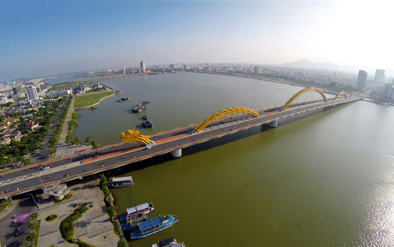  Cầu Rồng dài 666m và rộng 37,5m với 6 làn xe chạy. Nó được chính thức thông xe ngày 29/3/2013. Ảnh: Zing.