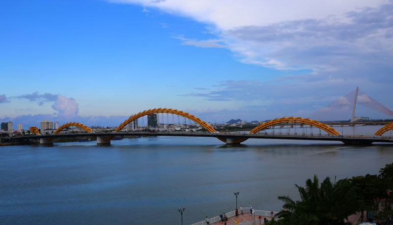 Cầu được thiết kế bởi Ammann & Whitney Consulting Engineers với tập đoàn Louis Berger. Việc xây dựng được thực hiện Tổng công ty xây dựng công trình giao thông 1. Ảnh: Nguyen Son Hoa.