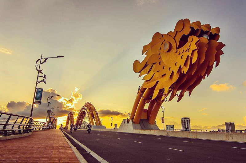 Cây cầu hiện đại này bắc qua sông Hàn tại bùng binh Lê Đình Dương/Bạch Đằng, tạo con đường ngắn nhất từ sân bay quốc tế Đà Nẵng tới các đường chính trong thành phố Đà Nẵng. Ảnh: @anhbeo_108.