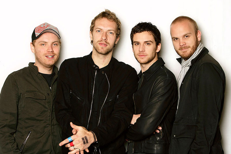 7. Coldplay. Nhóm nhạc rock người Anh thành lập năm 1996 bởi giọng ca chính Chris Martin và tay guitar chính Jonny Buckland tại Đại học College London (Anh). Sau khi nhóm thành lập dưới nghệ danh Pectoralz, Guy Berryman gia nhập ở vị trí guitar bass và ban nhạc đổi tên thành Starfish. Tiếp đó Will Champion gia nhập và đảm nhận vị trí chơi trống và hát bè, hoàn thiện bộ tứ của nhóm. Coldplay đã đạt được sự thành công và nổi tiếng trên toàn thế giới từ sau single “Yellow” và album đầu tay của họ Parachutes được phát hành năm 2000.