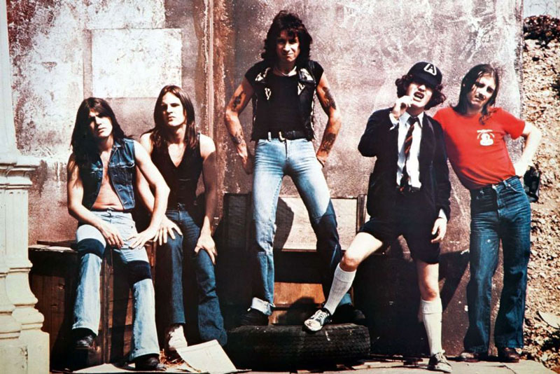 1. AC/DC. Nhóm nhạc hard rock Australia, được thành lập năm 1973 bởi 2 anh em nhà Young (Malcolm Young và Angus Young). Đây cũng là band nhạc tiên phong cho dòng nhạc heavy metal. AC/DC đã bán được hơn 200 triệu records trên toàn cầu bao gồm 71.5 triệu album chỉ riêng thị trường Mĩ, khiến họ trở thành một trong những ban nhạc bán chạy nhất tại Mĩ và một trong những ban nhạc bán chạy nhất thế giới mọi thời đại.