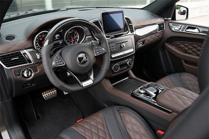 Bên trong nội thất, sợi carbon cũng được TopCar sử dụng để tạo nên các tấm ốp trang trí thân xe. Hãng cũng khiến mẫu SUV này lên đẳng cấp siêu sang bằng cách bọc da Nappa cao cấp ở mọi ngóc ngách và chần chỉ các ghế ngồi giống như mẫu sedan cao cấp nhất Mercedes-Maybach S600.
