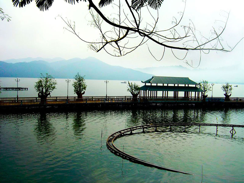 Hồ nằm cách trung tâm thành phố Thái Nguyên 16 km về phía Tây. Ảnh: Thainguyen.