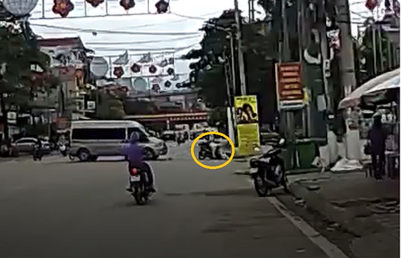 Hai người ngồi trên chiếc xe máy ngã văng sang đường.