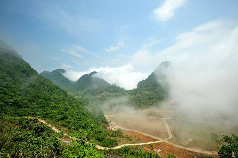 Ngày nay, khi dừng chân ở đỉnh Thung Khe, bạn có thể trải mắt ngắm toàn bộ thung lũng dưới chân đèo, đưa mặt đón những đợt gió mát lồng lộng, có thể nhìn thấy những thảm xanh mướt đầy sức sống. Ảnh: Diem Dang Dung.