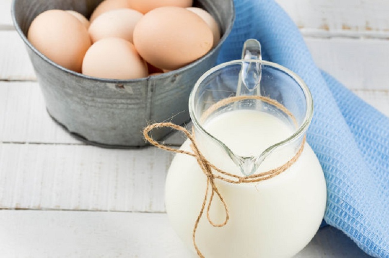 Sữa, trứng và đường là các nguyên liệu chủ yếu của món bánh flan.