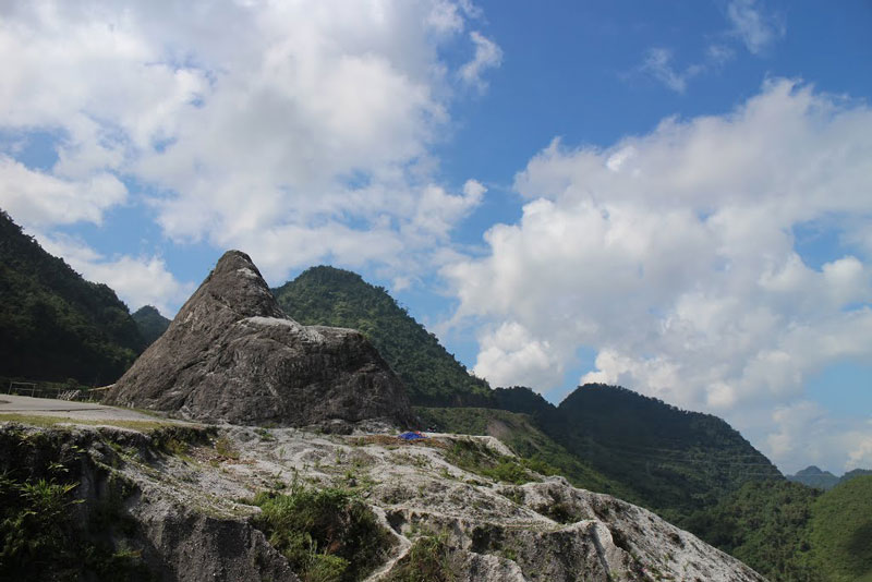 Đỉnh đèo Thung Khe là nơi khách du lịch có thể cảm nhận không khí mát mẻ rất đặc trưng của Mai Châu. Ảnh: Lân Nguyễn.