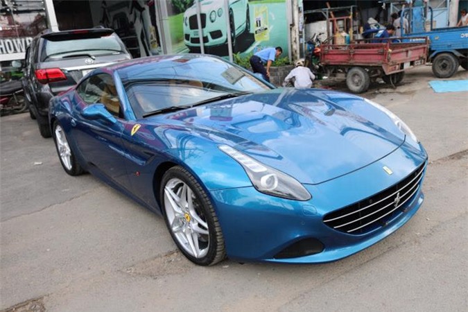 Ferrari California T 2015 duy nhất ở Việt Nam được rao bán 12 tỷ đồng. Chiếc Ferrari California T 2015 được nhập về tháng 10/2105, hiện tại được một showroom tại một TP HCM rao bán 530.000 USD (khoảng 12 tỷ đồng). (CHI TIẾT)