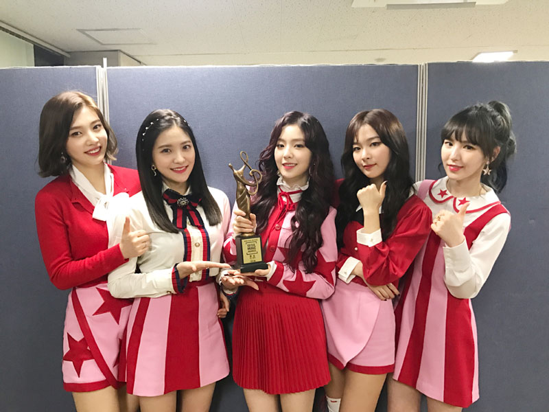 4. Red Velvet. Nhóm nhạc nữ Hàn Quốc được S.M. Entertainment thành lập và quản lý. Red Velvet ra mắt công chúng vào ngày 1/8/2014 với đội hình bốn thành viên bao gồm Irene, Seulgi, Wendy, Joy và được bổ sung thành viên thứ năm Yeri vào ngày 10/3/2015. Kể từ khi ra mắt, Red Velvet đã nhận được 11 giải thưởng âm nhạc, trong đó có ba giải nghệ sĩ mới xuất sắc nhất. Album phòng thu đầu tay của nhóm là The Red (2015) đã đứng đầu bảng xếp hạng album Gaon của Hàn Quốc và bảng xếp hạng World Albums của Billboard.