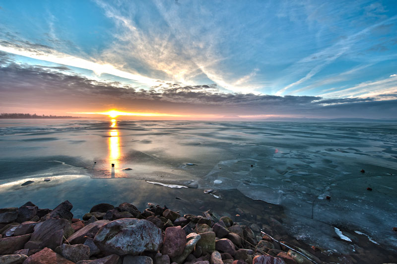 Tới mùa Đông khi hồ đóng băng là thời điểm thích hợp nhất để du khách câu cá trên băng hay trượt băng…