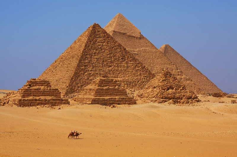 1. Kim tự tháp Kheops (đại kim tự tháp Giza). Là một trong những công trình cổ nhất và duy nhất còn tồn tại trong số 7 kỳ quan thế giới cổ đại. Kim tự tháp này nằm ở Ai Cập. Các nhà khoa học cho rằng, nó được xây trong 20 năm từ khoảng năm 2.560 TCN, dùng làm lăng mộ cho pharaon thuộc vương triều thứ tư Ai Cập cổ đại), được thiết kế bởi vị tể tướng Kheops - Hemiunu. Chiều cao của nó là 146,6m, diện tích đáy là 230 x 230m.