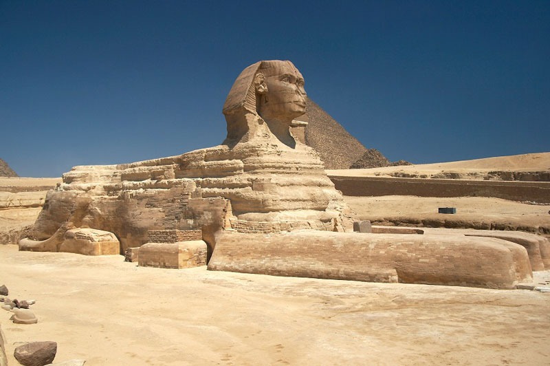 2. Tượng Nhân sư lớn ở Giza (tượng Nhân sư). Nằm ở tỉnh Giza, Ai Cập. Là bức tượng làm bằng đá vôi hình một con nhân sư (một sinh vật truyền thuyết với thân sư tử và đầu người) trong tư thế phủ phục. Tượng Nhân sư có chiều dài 73,5m và cao 20,22m. Bức tượng được cho là do người Ai Cập cổ đại ở thời kỳ Cựu vương quốc xây dựng, dưới triều đại của Pharaon Khafra (2558 đến 2532 TCN).