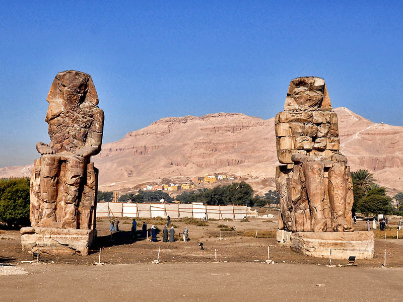 4. Colossi of Memnon. Cặp tượng đá khổng lồ gần 3.400 năm tuổi, đứng sừng sững canh gác cổng ngôi đền tưởng niệm Pharaoh Amenhotep III - người cai trị tại Ai Cập trong thời Dynasty XVIII. Nó là một trong số những bức tượng vĩ đại quan trọng nhất thời Ai Cập cổ đại. Đặc biệt, pho tượng phát ra thứ âm thanh kỳ lạ như tiếng hát.