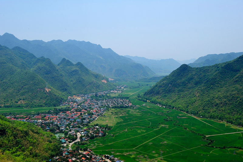 Vượt hết con dốc sẽ tới đèo Thung Chuối, từ trên đèo cao nhìn xuống chính là thung lũng Mai Châu. Ảnh: Diem Dang Dung.