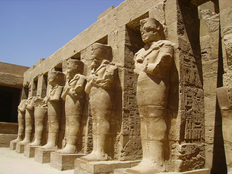 5. Đền Karnak. Là di tích nổi tiếng nằm ở thành phố Thebes, kinh đô cũ của Ai Cập. Di tích này gồm nhiều tàn tích của những ngôi đền, những bức tượng khổng lồ, những sảnh thờ, những tòa tháp... Nhưng nổi tiếng nhất ở đây là Đền thờ của thần Amun, do vua Ramesses II xây dựng từ năm 1391 đến 1351. 