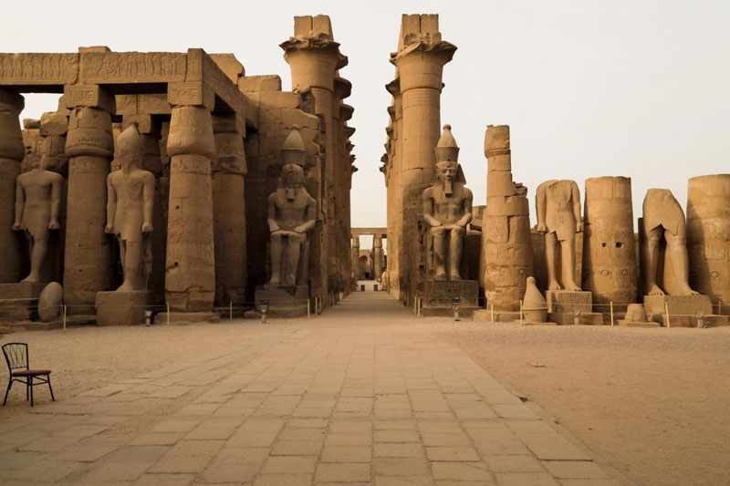 6. Đền Luxor. Đền được xây dựng vào năm 1400 TCN để thờ cúng ba vị thần của Ai Cập cổ đại là là Amun, Mut và Chons. Luxor nằm ở phía Đông của sông Nile. Cửa chính đền thờ Luxor có đôi bia đá hoa cương. Trên tấm bia đá cao 25 m này khắc đầy những văn tự tượng hình. Tuy nhiên, một trong hai tấm bia này về sau đã bị người Pháp mang về cung Lourve ở Paris. Phía trong cùng của đền thờ Luxor vẫn còn dấu vết cho thấy người Công giáo đã tận dụng ngôi đền này một thời gian.