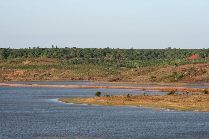  Công trình hồ sông Ray được khởi công từ ngày 18/12/1995, với diện tích mặt hồ hơn 2.000 ha, trữ lượng 9 tỷ m3 nước, tổng kinh phí 1869 tỷ đồng từ nguồn vốn trái phiếu chính phủ và ngân sách tỉnh. Ảnh: Lê Duy Khang.