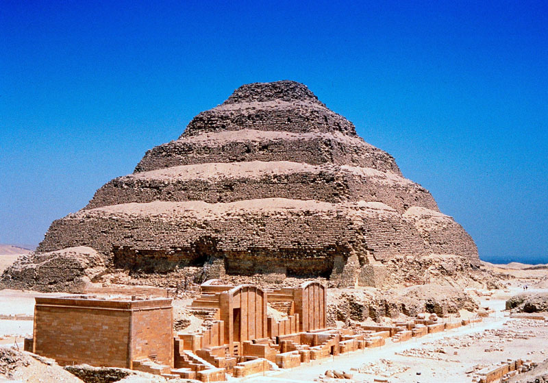 7. Kim tự tháp Djoser. Đây là kim tự tháp duy nhất dưới thời Ai Cập cổ đại mà có 11 cô con gái của vua được chôn cất bên trong. Nó là một trong những cấu trúc bí ẩn nhất trên thế giới được xây dựng trên cao nguyên Giza. Nhiều nhà nghiên cứu tin rằng di tích cổ này được xây bởi vua Djoser - vị vua triều đại thứ ba của Ai Cập, vào khoảng 4.700 năm trước đây.