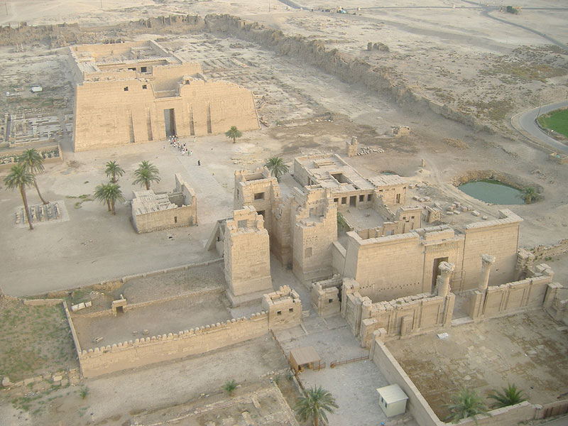 8. Đền Medinet Habu. Nằm ở bờ Tây của Luxor, Medinet Habu (là tên tiếng Ả Rập của tổ hợp đền đài khổng lồ) chỉ xếp sau những đền ở Karnac về kích thước và độ bảo quản. Pharohs Hatshepsut và Tutmosis đệ tam đã cho xây dựng ngôi đền thờ nhỏ để thờ thần Amun tại đây. Bên cạnh đền thờ đó, vua Ramesses đệ tam cho xây dựng thêm những ngôi đền, nhà cửa, bổ sung thêm vào quần thể sừng sững đó.
