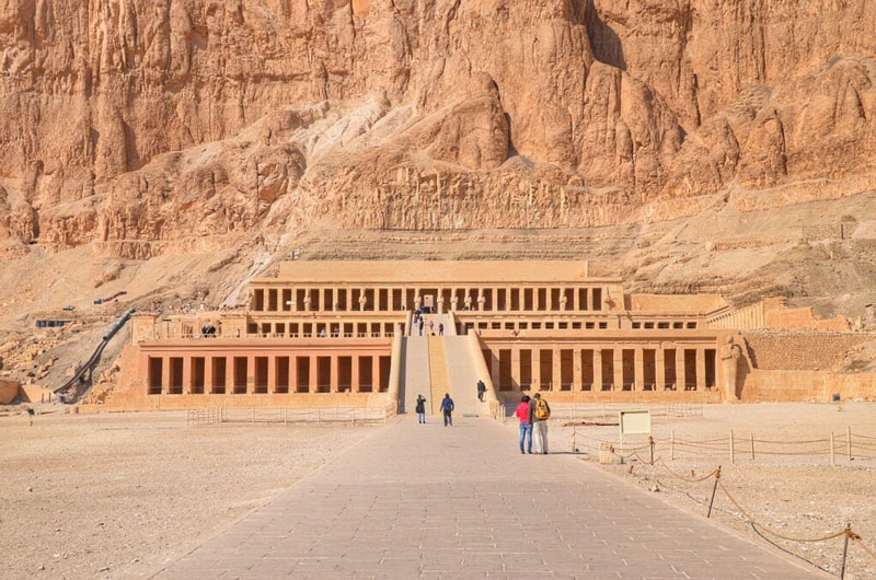 9. Đền thờ Hatshepsut. Tọa lạc bên bờ Tây của sông Nile, đồng thời cũng là lăng mộ nữ hoàng Hatshepsut - người trị vì Ai Cập từ năm 1479 TCN. Ngôi đền có kiến trúc đặc trưng với các hàng cột do kiến trúc sư hoàng gia là Senemut thiết kế.