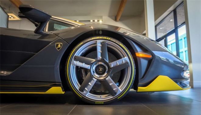 Lamborghini Centenario Roadster gia 2,4 trieu USD dau tien den My hinh anh 4