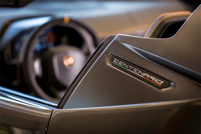 Lamborghini Centenario Roadster gia 2,4 trieu USD dau tien den My hinh anh 5