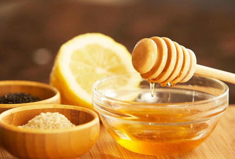 Chanh, đường, mật ong là những nguyên liệu không thể thiếu để làm sáp wax lông.