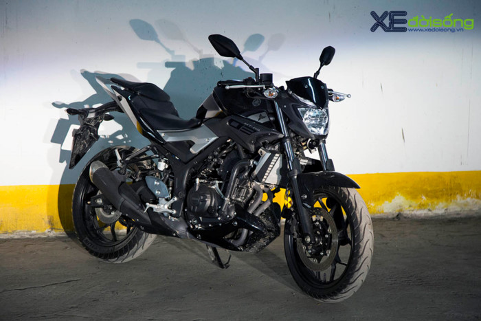 Đánh giá Yamaha MT-03 ABS 2017 chính hãng giá 139 triệu đồng. Động cơ 321cc 41 mã lực, bình xăng 14 lít, naked bike Yamaha MT-03 cực kỳ phù hợp với những người mới chơi mô tô PKL, có thể đi hàng ngày trên phố hoặc thoải mái đi tour đường dài. (CHI TIẾT)