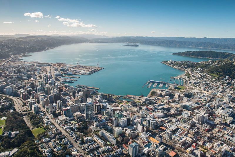 2. Wellington. Thủ đô và đô thị đông dân thứ hai của New Zealand. Thành phố được xem là kinh đô văn hóa của đất nước Châu Đại Dương này. Các nhà chức trách và người dân địa phương bắt tay vào công tác bảo vệ môi trường và thu được những thành công đáng kể.