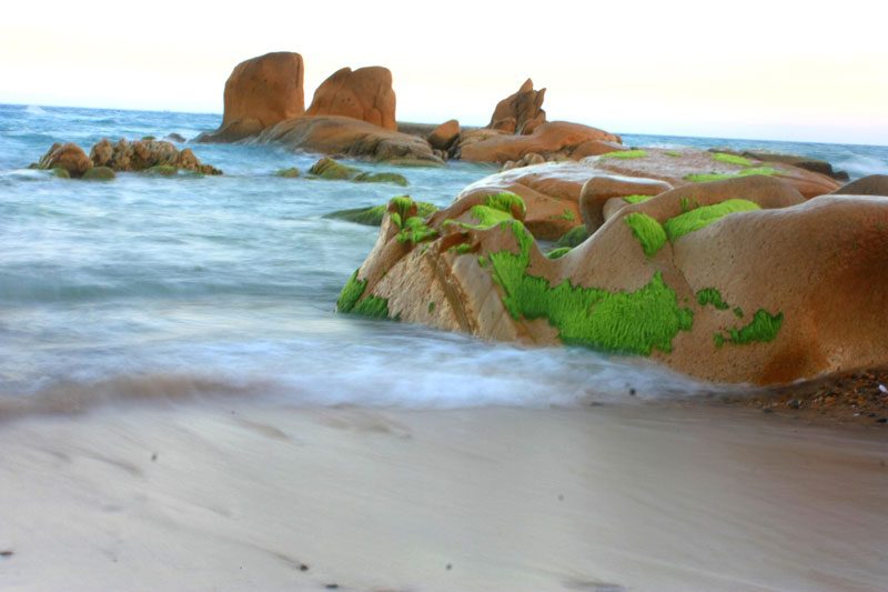 Điểm hấp dẫn nhất ở bãi biển này là những bãi đá lung linh sắc màu. Ảnh: Annie Le.
