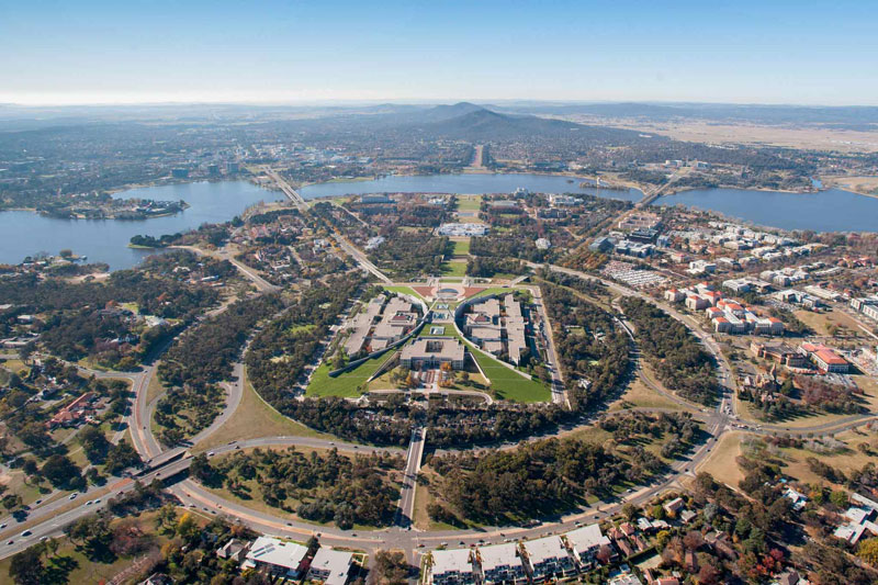 3. Canberra. Đây là Thủ đô của Australia. Canberra là thành phố kế hoạch hoàn toàn và không thuộc bất kỳ bang nào. Do lợi thế dân số ít (dưới 400.000 người) nên vấn đề vệ sinh môi trường khá tốt.