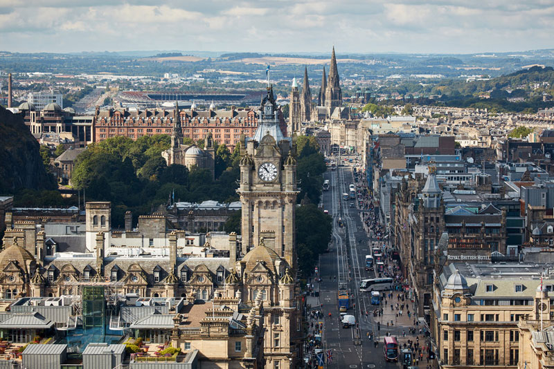 5. Edinburgh. Đây là Thủ đô và cũng là thành phố lớn thứ hai của Scotland. Do vị trí nằm trên một địa hình đồi núi và có nhiều nhà ở kiến trúc thời George và kiến trúc Trung cổ nên Edinburgh là một trong những thành phố gây ấn tượng sâu sắc nhất châu Âu. Nhờ ý thức bảo vệ môi trường tốt mà Edinburgh đã biến từ “bãi rác” thành một trong những thành phố sạch nhất châu Âu nói riêng và thế giới nói chung.
