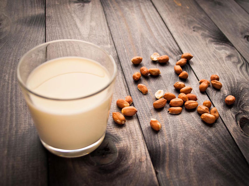 Tuyệt chiêu làm sữa đậu phộng tăng cân cho người gầy. Sữa đậu phộng vừa lạ miệng với vị bùi bùi, béo béo của đậu phộng là thức uống giải khát ngon tuyệt cho cả nhà vào mùa Hè này. Đặc biệt, dùng thường xuyên và kết hợp với ăn uống là luyện tập thể dục điều độ sẽ giúp bạn tăng cân nhanh chóng. (CHI TIẾT)