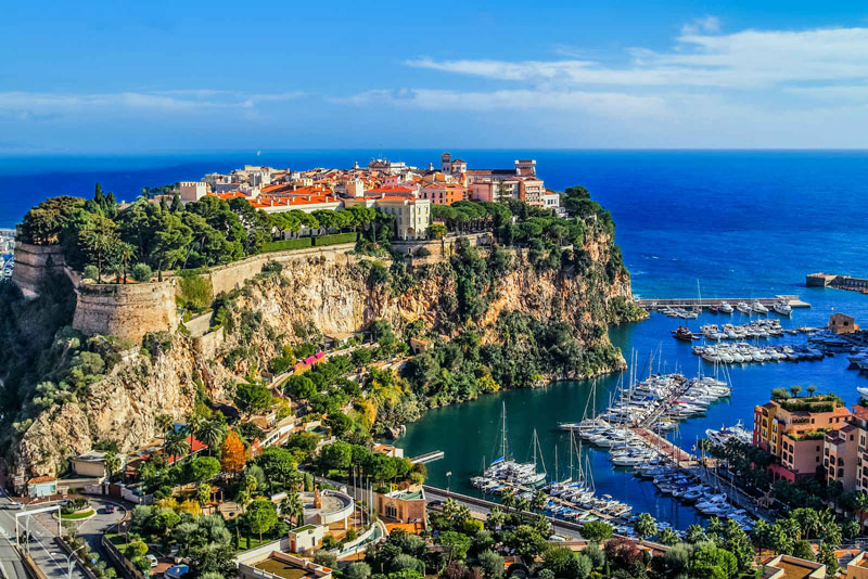 9. Monaco. Là quốc gia-thành phố nhỏ có chủ quyền ở châu Âu với diện tích 1,98 km2. Đây là một trong những nơi có chất lượng cuộc sống tốt nhất thế giới. Theo WHO, đây là một trong những nơi có nồng độ bụi trong không khí thấp nhất thế giới.