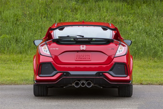 Vì sao Honda Civic Type R 2017 có tới 3 ống xả? Các nhà thiết kế đã cố gắng tạo nên vẻ ngoài của của Civic Type R 2017 cho phù hợp với công suất ấn tượng 306 mã lực và mô-men xoắn 400 Nm. (CHI TIẾT)