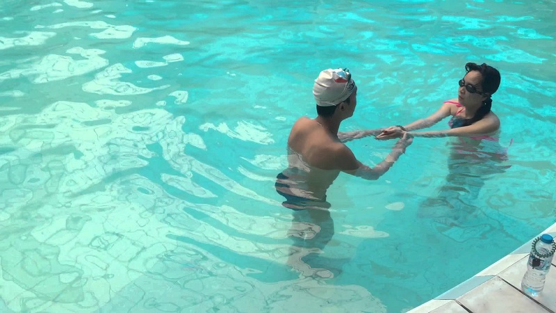 Kết quả hình ảnh cho Kỹ thuật nổi trên mặt nước cho người mới học bơi